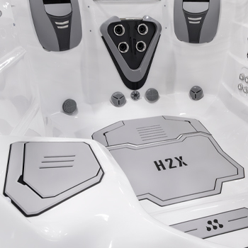 Image of the nonslip comfort mat in a MasterSpa Swim spa